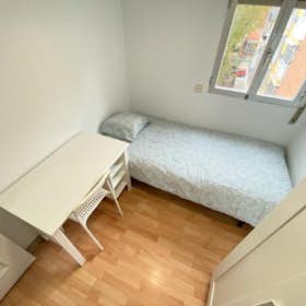 Private room for rent for €320 per month in Madrid, Calle de Orio