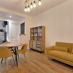 Apartment for rent for €1,802 per month in Paris, Rue Taine