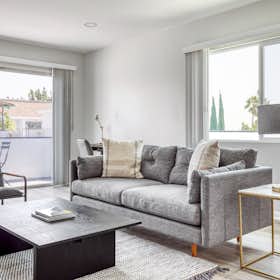 公寓 正在以 $3,087 的月租出租，其位于 Los Angeles, N Martel Ave
