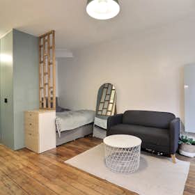 Studio for rent for €1,378 per month in Paris, Rue Sauffroy