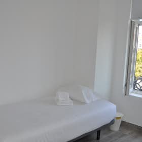 Private room for rent for €590 per month in Lisbon, Avenida Defensores de Chaves