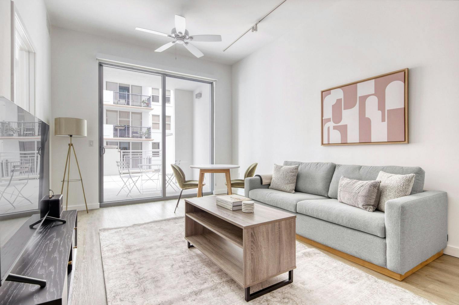 Apartamento para alugar por $7,283 por mês em Coral Gables, Laguna Street