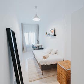 Private room for rent for €615 per month in Madrid, Avenida del Mediterráneo