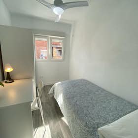 Private room for rent for €320 per month in Madrid, Calle de Encarnación Oviol