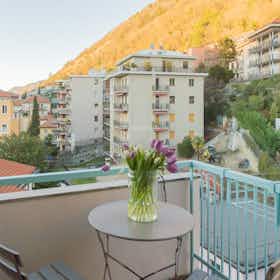 公寓 正在以 €1,793 的月租出租，其位于 Como, Via Francesco Crispi