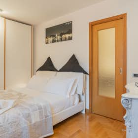 Appartement te huur voor € 1.620 per maand in Como, Via Alessandro Volta