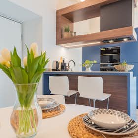 Appartement te huur voor € 3.015 per maand in Como, Via Francesco Muralto