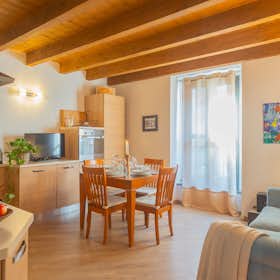 Appartement te huur voor € 2.550 per maand in Como, Via Bernardino Luini