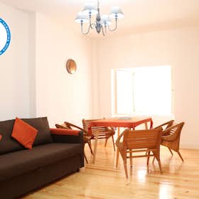 Apartment for rent for €2,699 per month in Lisbon, Beco do Forno do Castelo