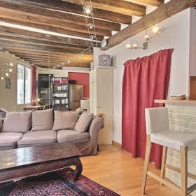 Apartment for rent for €1,590 per month in Paris, Rue Jean-Jacques Rousseau
