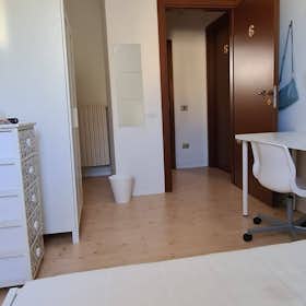Cameră privată de închiriat pentru 310 EUR pe lună în Vicenza, Via Francesco Baracca