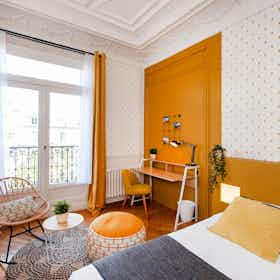 Private room for rent for €1,211 per month in Paris, Boulevard Malesherbes