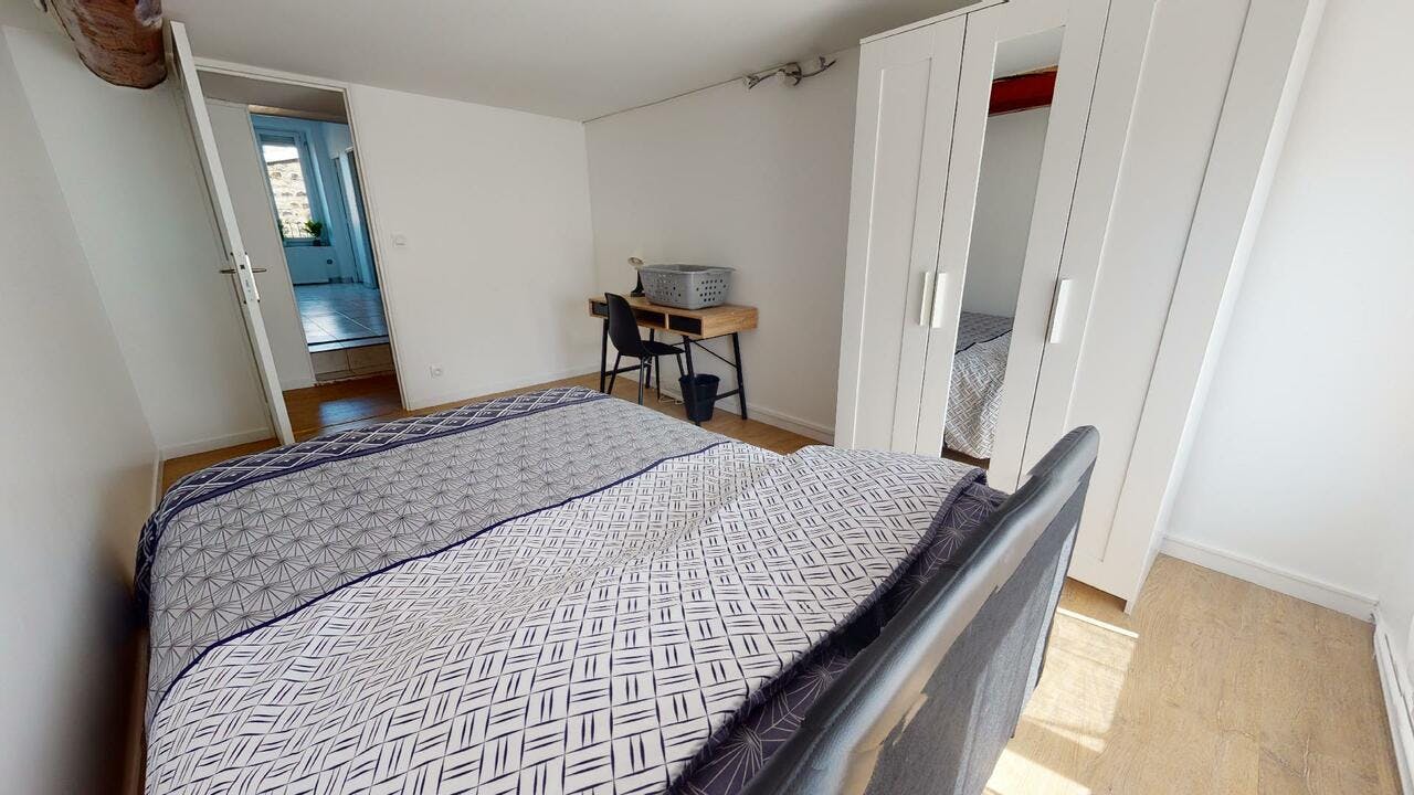 Private room for rent on Rue Claude Deverchère, Saint-Étienne - Vista 3
