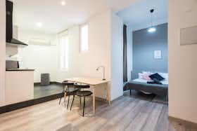 公寓 正在以 €1,200 的月租出租，其位于 Madrid, Calle de los Jardines