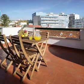 Apartment for rent for €2,268 per month in Amadora, Rua Alfredo Keil