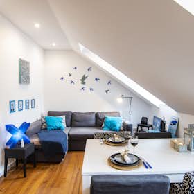 Apartment for rent for €2,137 per month in Lisbon, Rua do Passadiço