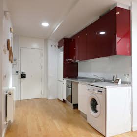 Apartment for rent for €1,400 per month in Madrid, Calle de la Pasa