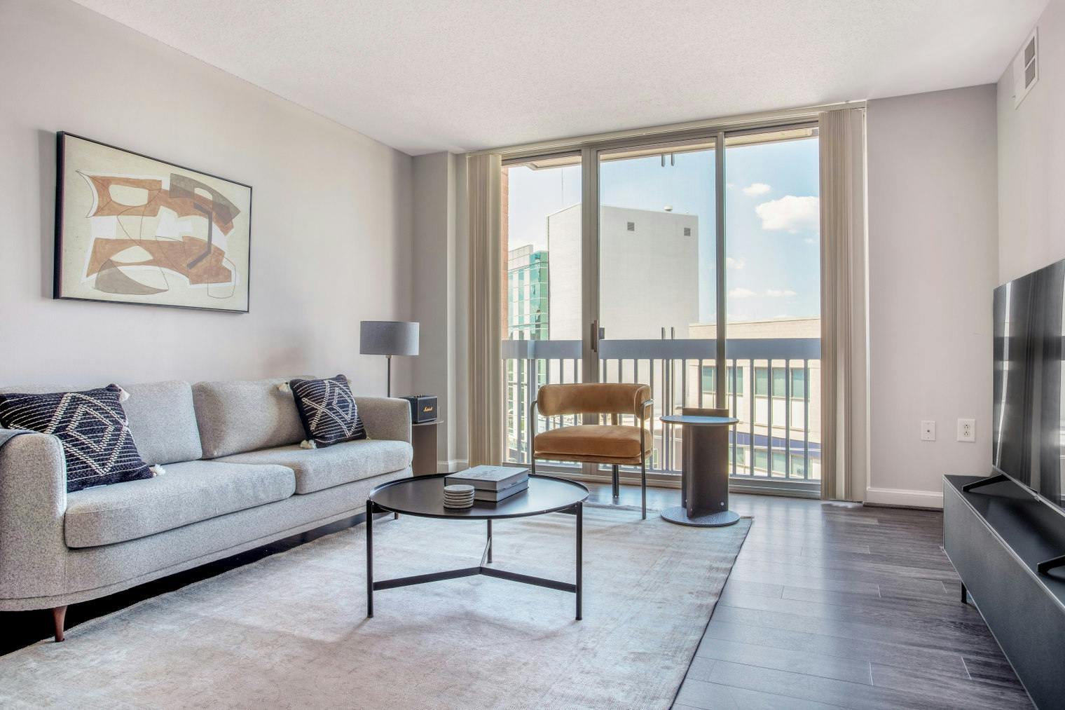 Apartament de închiriat pentru $4,657 pe lună în Bethesda, Cordell Avenue