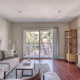 Lägenhet att hyra för $3,148 i månaden i Woodland Hills, Erwin St