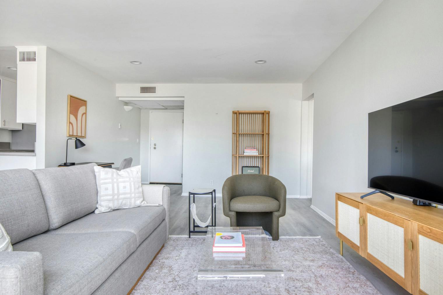 Appartamento in affitto a $6,241 al mese a Los Angeles, North Sweetzer Avenue