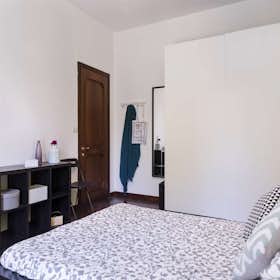 Private room for rent for €825 per month in Bologna, Viale Giovanni Vicini