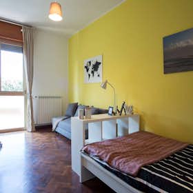 Private room for rent for €845 per month in Bologna, Viale Giovanni Vicini