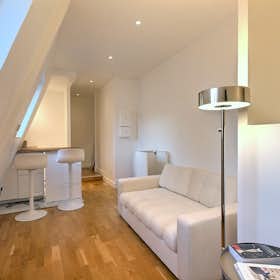 Studio for rent for €1,484 per month in Paris, Rue de Turenne