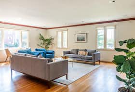 Huis te huur voor $5,574 per maand in Chevy Chase, Leland St