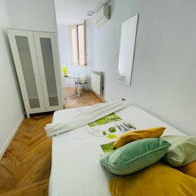 Private room for rent for €625 per month in Madrid, Calle de Alberto Aguilera
