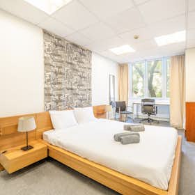 Private room for rent for €580 per month in Lisbon, Rua Almirante Barroso
