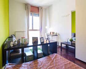 Private room for rent for €845 per month in Bologna, Viale Giovanni Vicini