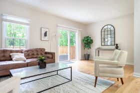 Casa en alquiler por $5,557 al mes en Fairfax, Holly Ave