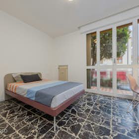 Private room for rent for €710 per month in Padova, Via Leonardo Emo Capodilista