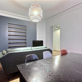 Apartment for rent for €2,014 per month in Paris, Rue de Dunkerque