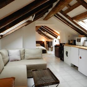 Studio for rent for € 1.254 per month in Paris, Rue des Innocents