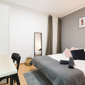 Private room for rent for €675 per month in Madrid, Calle de Cedaceros