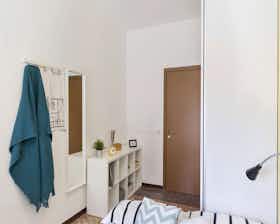 Private room for rent for €815 per month in Bologna, Viale Giovanni Vicini