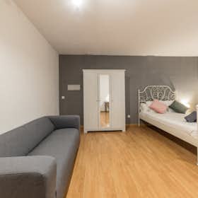 Private room for rent for €710 per month in Madrid, Calle de Fuencarral