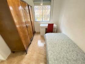 Private room for rent for €320 per month in Madrid, Calle de Hornachos