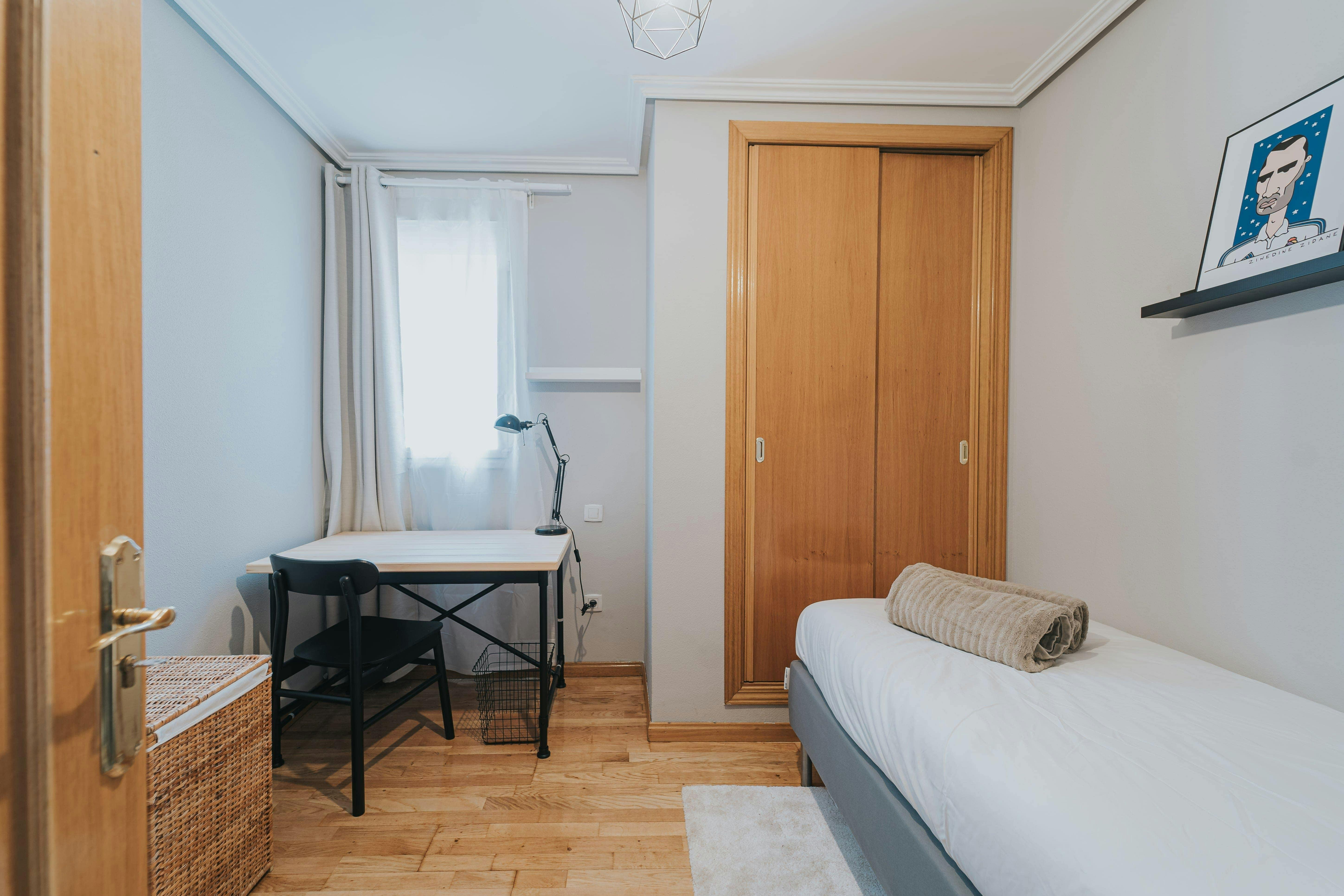Private room for rent for €720 per month in Madrid, Calle Mayor