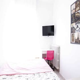 Private room for rent for €885 per month in Milan, Viale Ortles