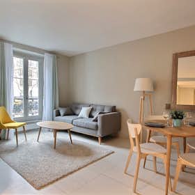 Apartment for rent for €2,021 per month in Paris, Boulevard du Montparnasse