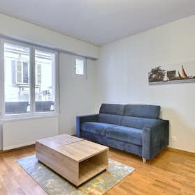 Studio for rent for €1,764 per month in Paris, Rue de l'École Polytechnique