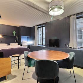 Studio for rent for €1,860 per month in Paris, Rue du Cherche-Midi