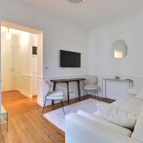 Apartment for rent for €2,120 per month in Paris, Rue Poncelet