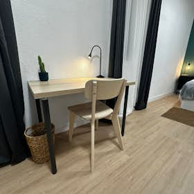 Private room for rent for €625 per month in Madrid, Plaza de Tirso de Molina