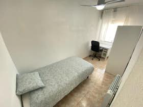 Private room for rent for €340 per month in Madrid, Calle del Platino