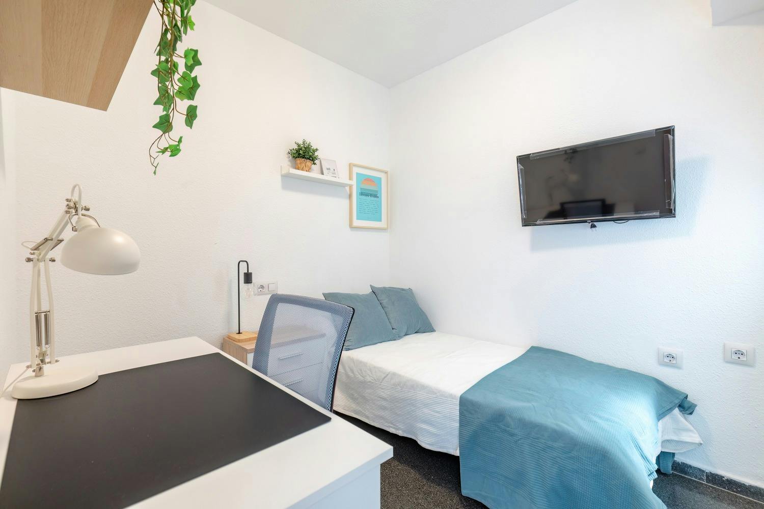 Private room for rent for €375 per month in Valencia, Avinguda del Port