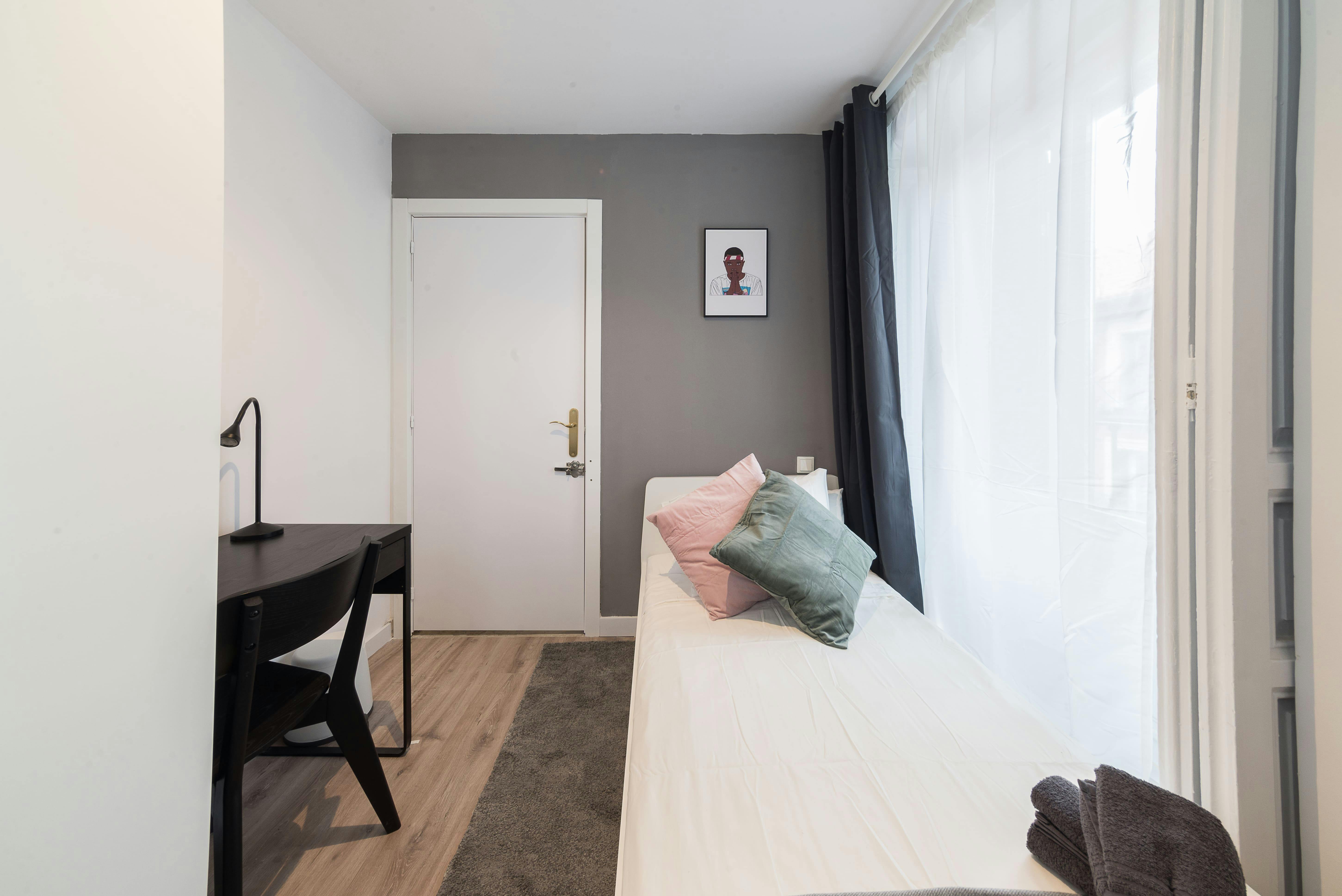 Private room for rent for €500 per month in Madrid, Calle de Carranza