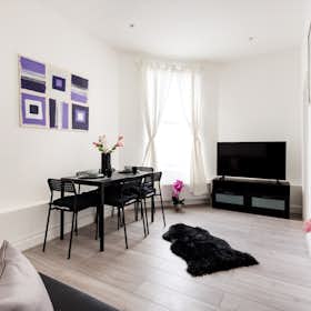 Apartment for rent for £4,113 per month in London, North End Road